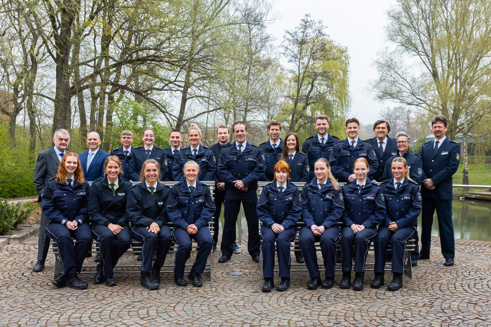 Die Polizeisportlerinnen und -sportler des Jahres 2024 gemeinsam mit dem Innenminister Herbert Reul und Lothar Sandkühler, stellv. Behördenleiter des LAFP NRW, auf einem Gruppenbild.