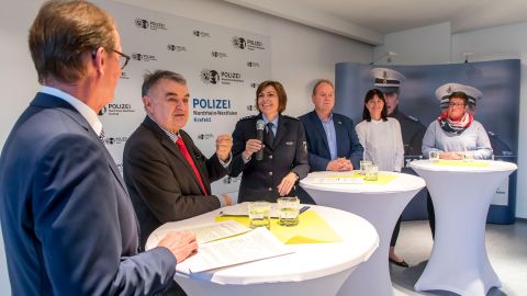 Polizeipräsident und Minister im Gespräch mit Zeugen