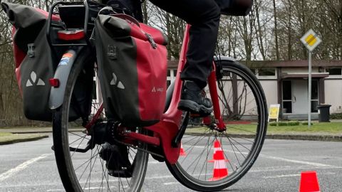 Ein Pedelecfahrer umfährt Hütchen in einem Hindernisparcour