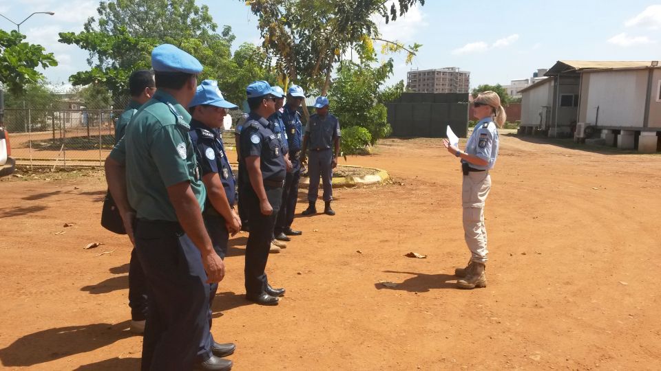 UN-Mission UNMISS im Südsudan: die nordrhein-westfälische Polizistin Anne Dicks im Gespräch mit lokalen Polizeikräften