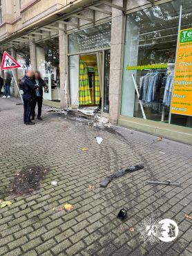 Audi kollidiert mit BMW und einer Schaufensterscheibe